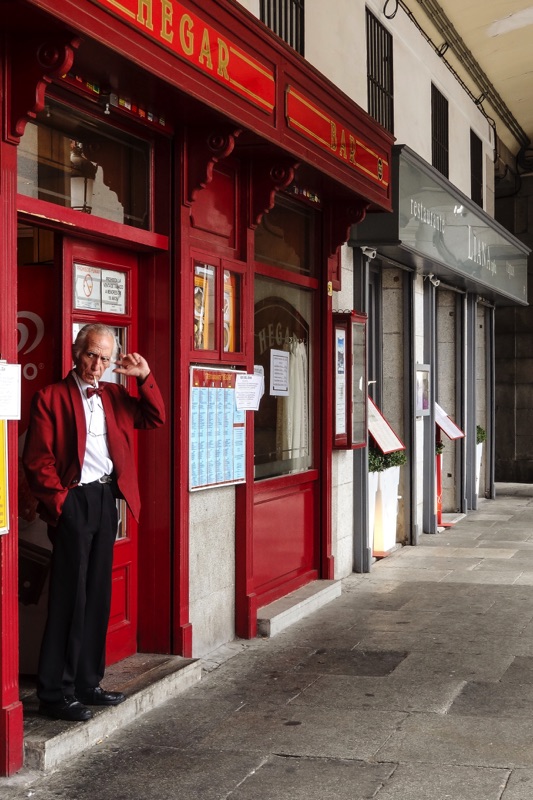 Une image contenant texte, bâtiment, extérieur, rouge
Description générée automatiquement